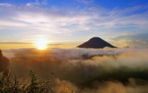 Sikunir golden sunrise