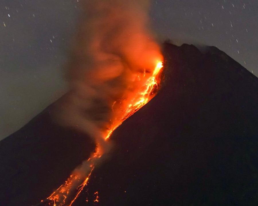 Merapi night lava view