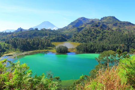The color lake of Dieng plateau